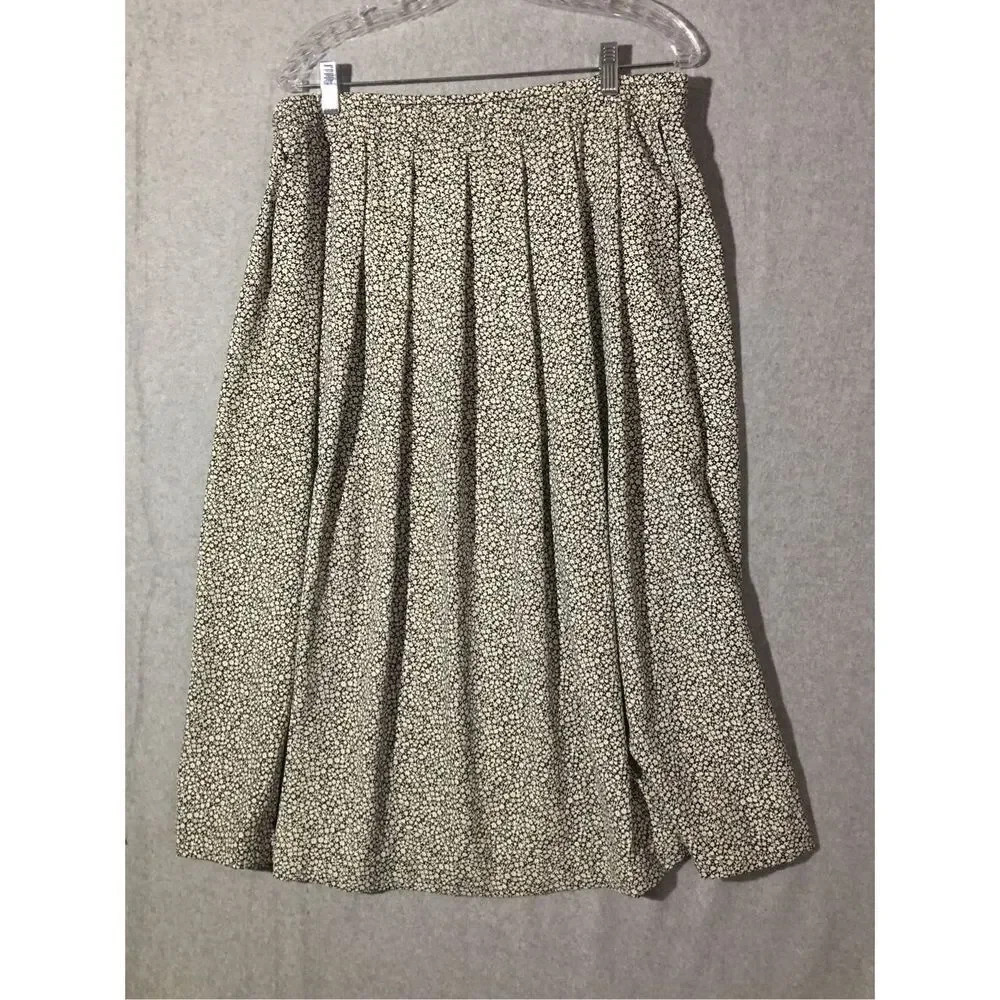 Womens Liz Claiborne Skirt Size Medium Black White Floral Stretchy Waist Casual
